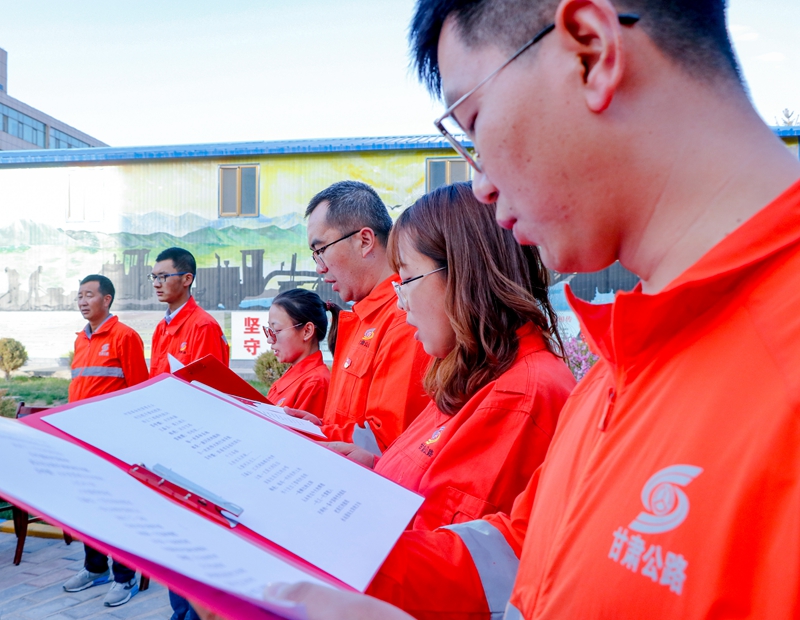 1621418540803319.jpg 集体朗诵经典诗文(陈银国 摄).jpg