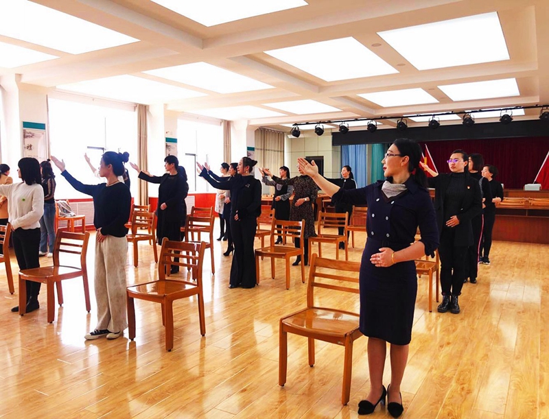 1586250383825879.jpg 讲解手势 图:周彩云.jpg