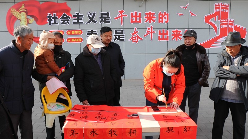 1612948808161380.jpg 为退休职工送对联 (2).JPG