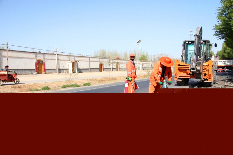 1588240831554237.jpg 处治路面病害(郑齐龙摄).jpg