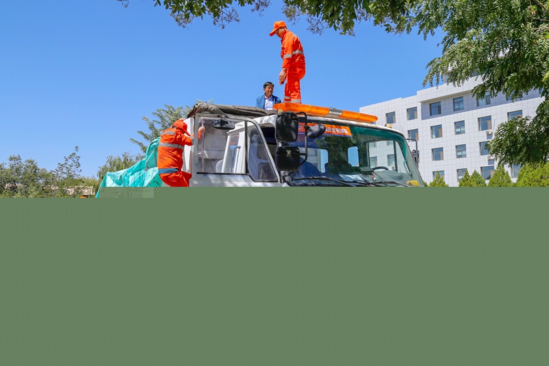 2  装载应急抢险物资.jpg