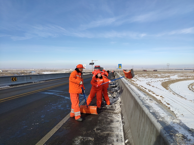 2  清理桥面残留冰雪.jpg