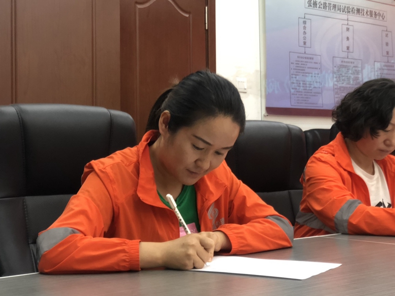 1598951385787086.jpg 职工签订《制止餐饮浪费行为承诺书》.jpg