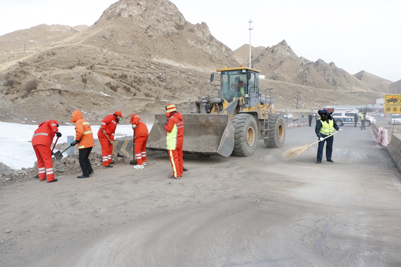 1580539694730442.jpg .5.张掖公路局民乐公路段应急保畅队人员配合青海省养护部门清除路面杂物.JPG