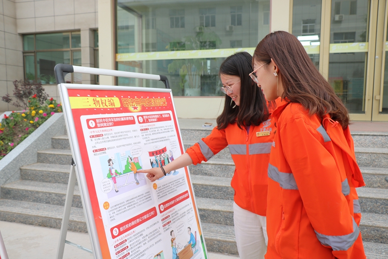 1622624927344707.jpg 职工观看民法典展板.JPG