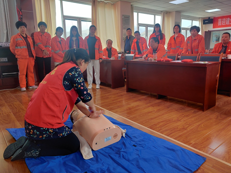 老师现场教学心肺复苏——杨泽鹏摄.jpg