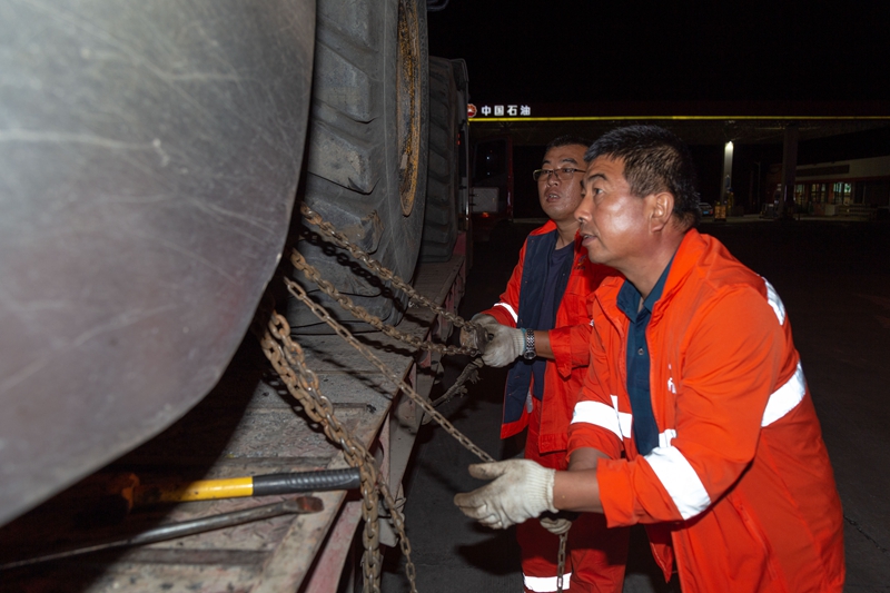 5  行进陇南途中紧固机械.jpg