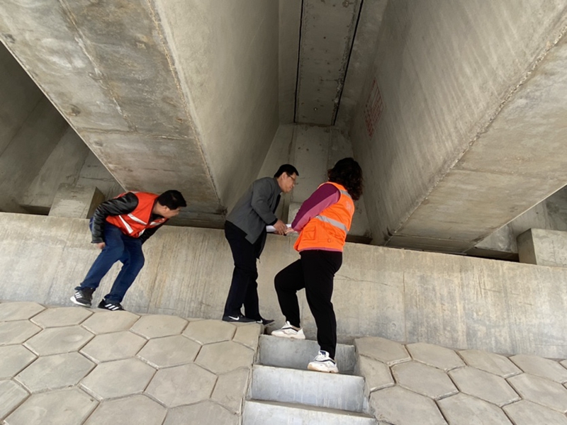 1616662429602226.jpg 查看桥梁养护工作.JPG