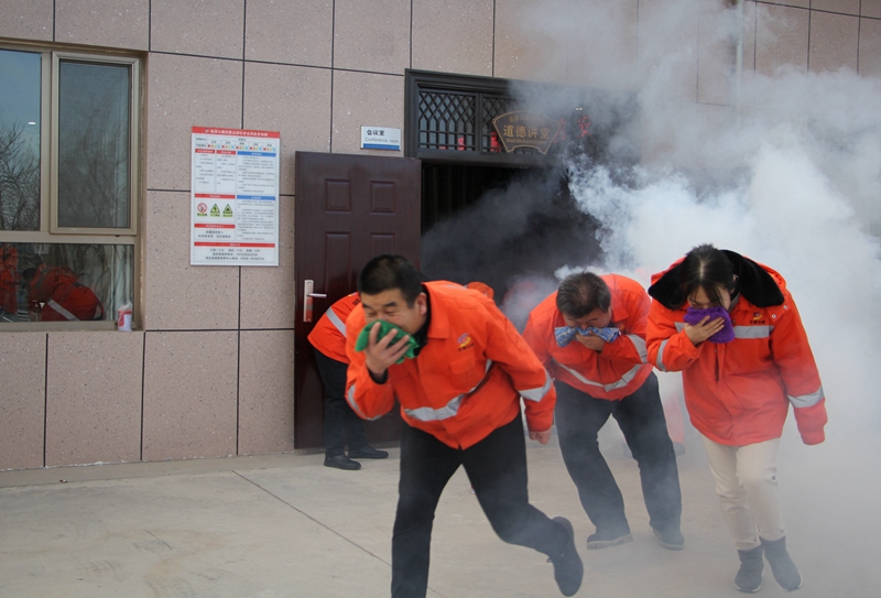 进行消防疏散逃生演练.JPG