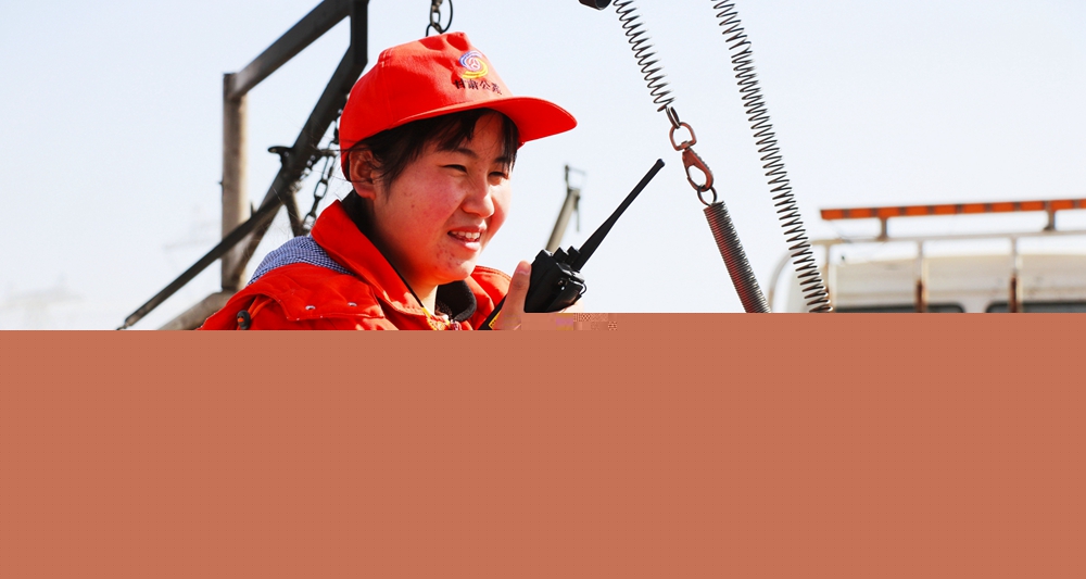 1616056995746446.jpg 青年职工蒋芳使用对讲机指挥车辆灌缝作业(摄影:周永祥).jpg