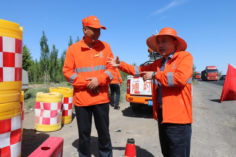 1622192044193790.jpg 罗朝太书记调研夜间施工作业点(周永祥摄).JPG