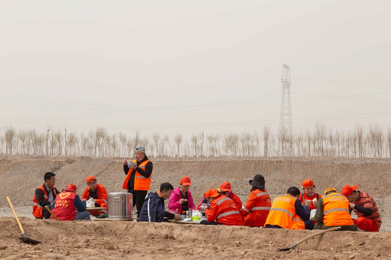 1586601205325058.jpg 路边午餐 张啸天 摄.jpg