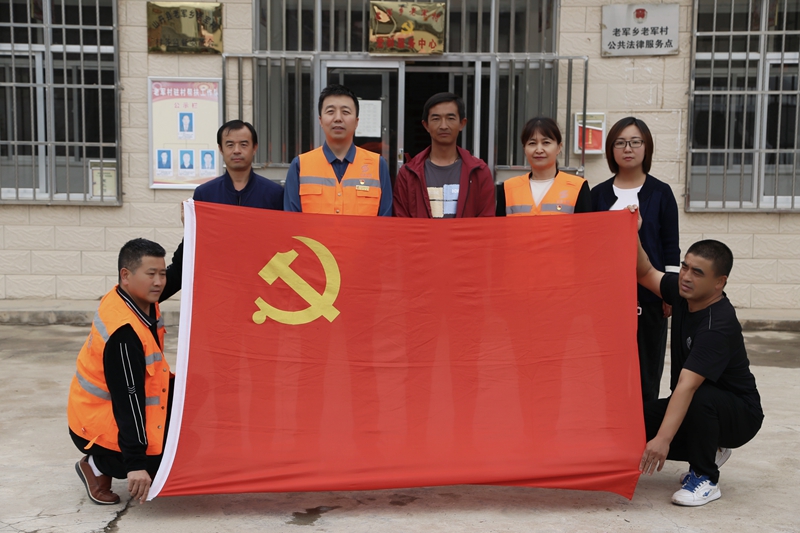 1631845477351808.jpg 我们与党旗合个影.jpg