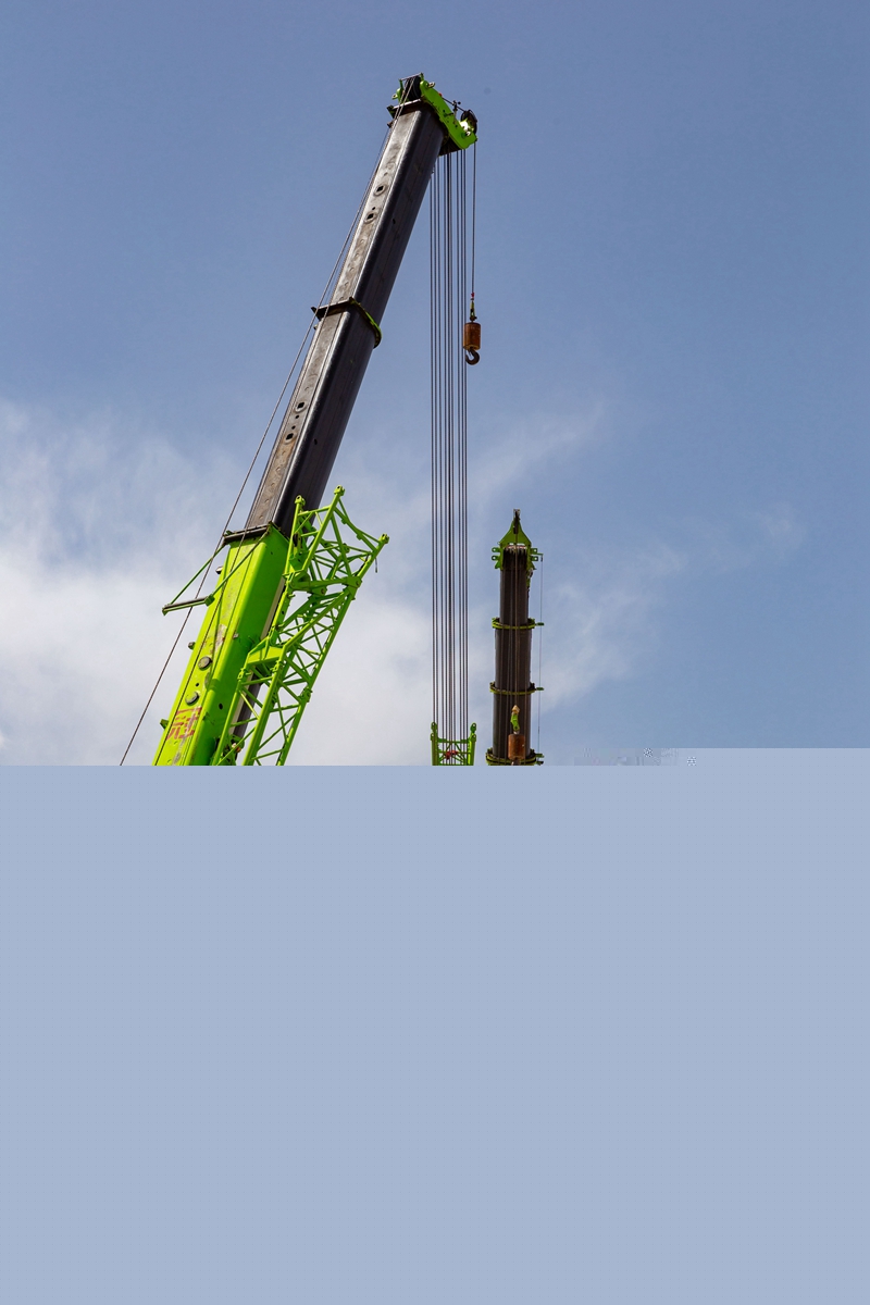 1589605069123756.jpg 8.演练现场工作人员在查看吊车吊装情况 张啸天 摄.jpg