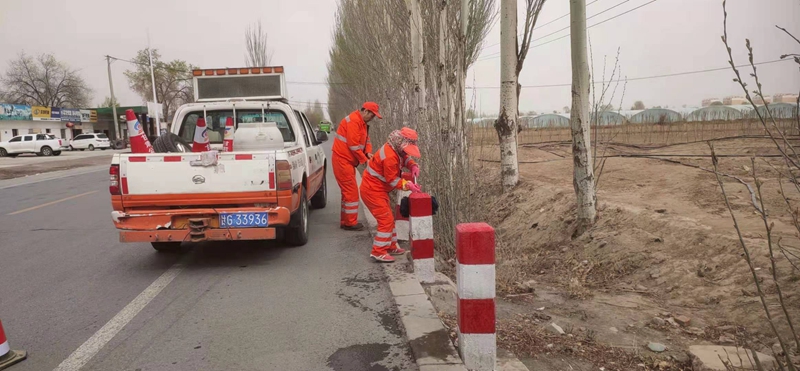 1618478137827289.jpg 擦拭示警桩陈丽蓉摄.jpg