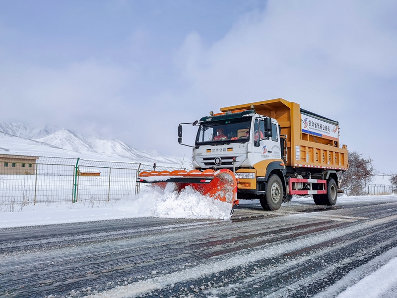 1617355684410083.jpg 民乐公路段除雪车清除路面积雪 (苏学儒 摄).jpg
