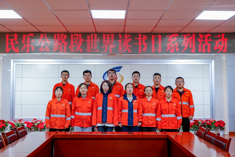 1619082220290304.jpg 集体朗诵《面朝大海,春暖花开》(杨明月 摄).jpg