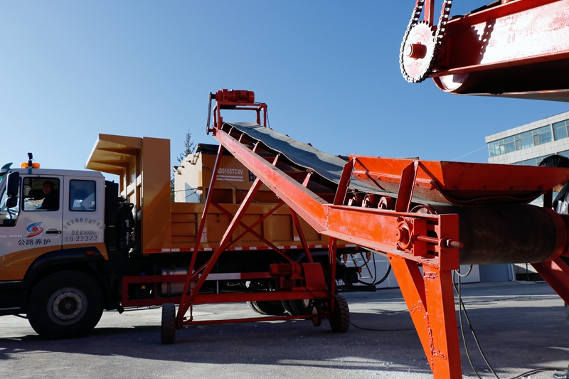 1572340767719286.jpg 改装后的融雪剂输送带(陈银国 摄).jpg