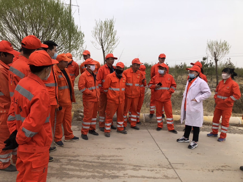 1589884627105108.jpg 送健康进班站医务人员为一线养路工传授养生保健和疫情防护方面的知识.JPG