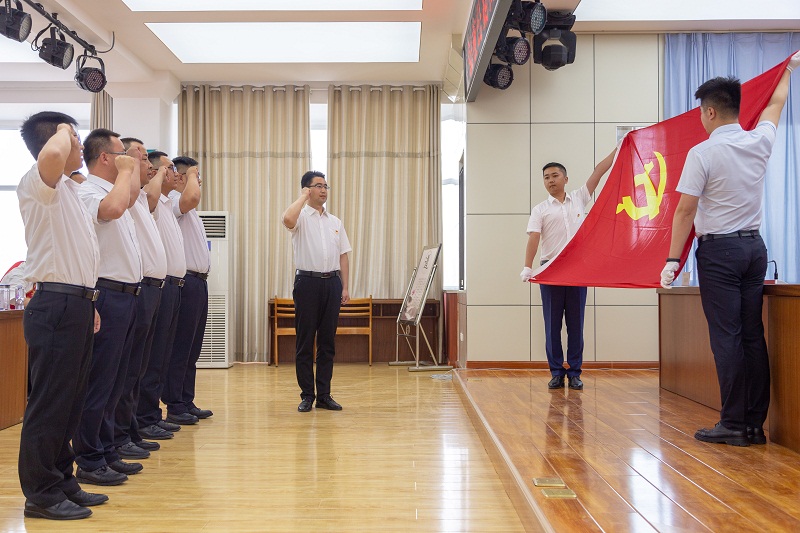 1593607967129841.jpg 7.新发展预备党员宣誓.jpg