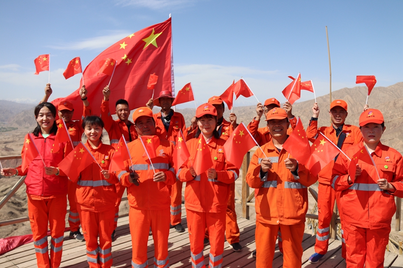 1588240935218978.jpg 职工集体合影.JPG