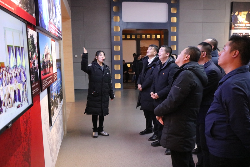 1610453497721133.jpg 2.认真聆听艾黎故事(周永祥 摄).JPG