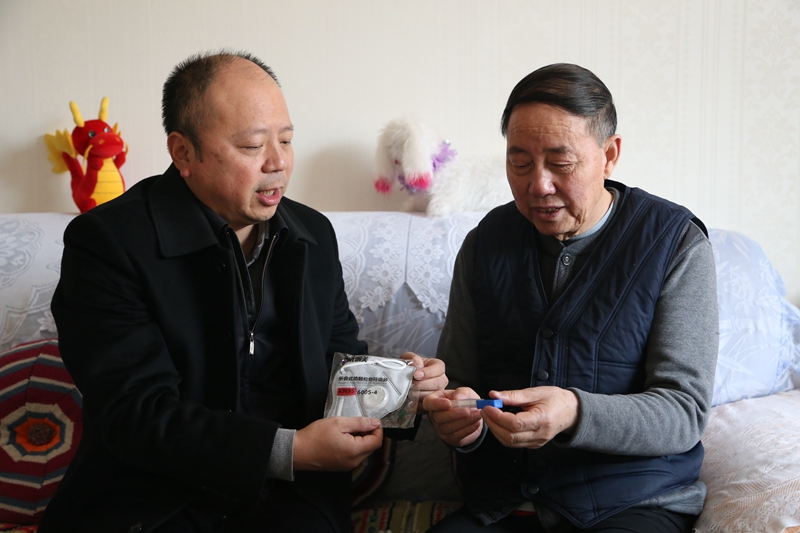 1579686855768382.jpg 局领导亲自入户为离退休职工发放口罩和温度计.JPG