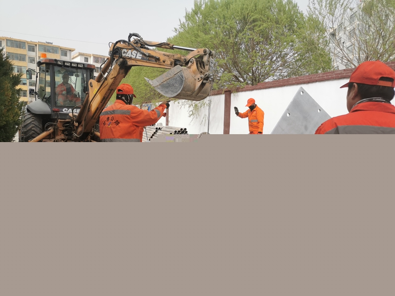 1586941372153168.jpg 规整院内物资崔霞摄.jpg