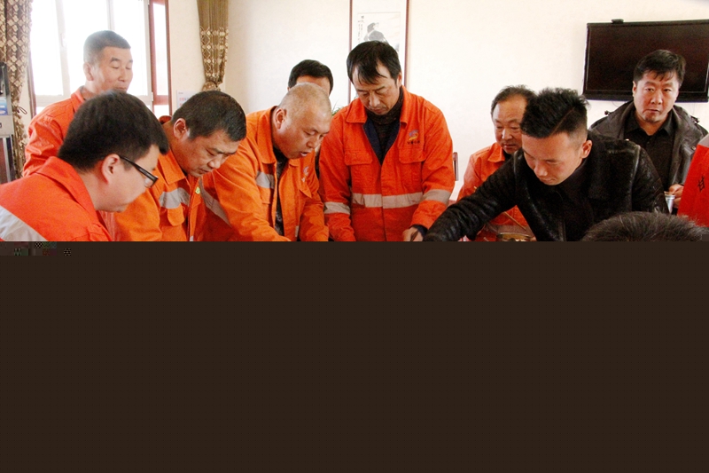 1615275915886540.jpg 6.职工们品鉴美食.JPG