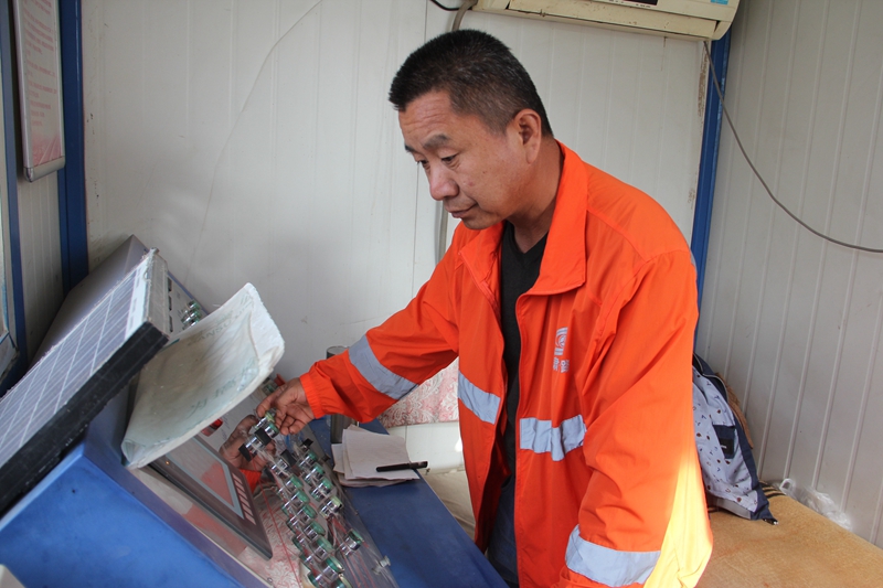 1622105321614374.jpg 权高红操作拌合楼2.JPG