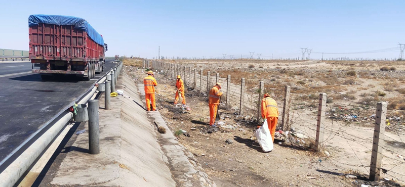 1588240856626349.jpg 捡拾路边垃圾.jpg