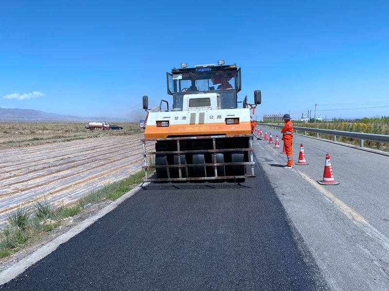 1623230506845543.jpg 铺筑成型的再生混合料面层.JPG