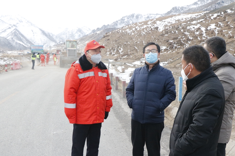 1580539626621820.jpg 1张掖市交通运输局党组书记杨发东与张掖公路局局长张通文共同指导省界交通检疫工作.JPG