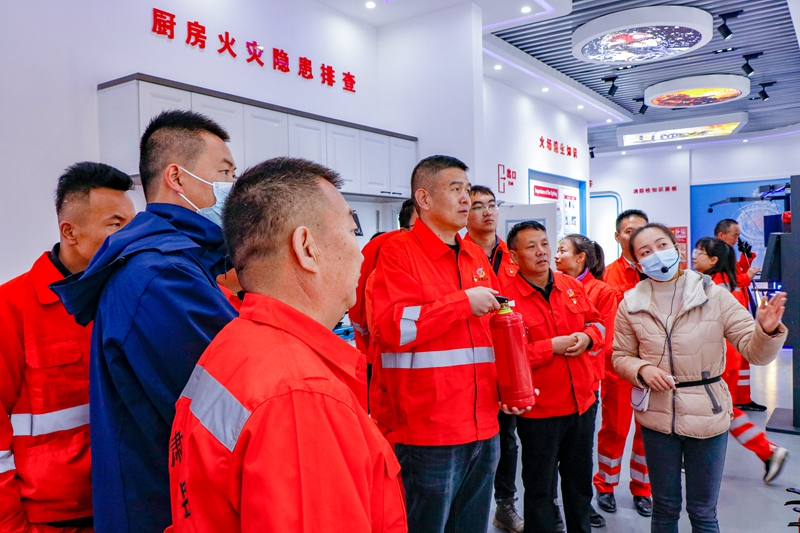 职工体验灭火器的使用方法（杨明月  摄）.jpg