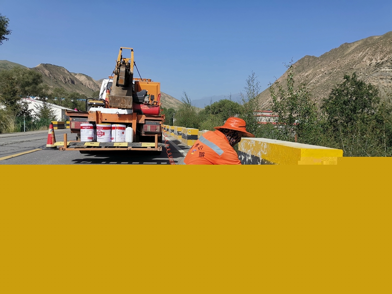 1624437770693801.jpg 3.粉刷沿线设施 马健摄.jpg