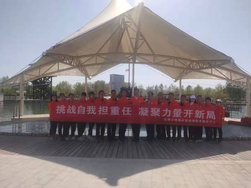 1620293926216583.jpg 拓展训练基地一角合影留念.jpg