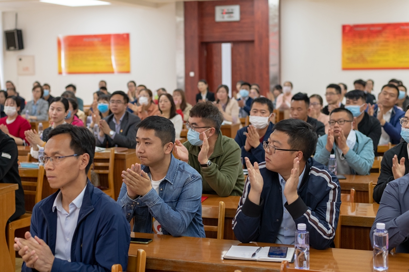 1588755803806884.jpg 参会人员以掌声致敬和感谢英雄.jpg