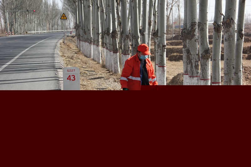 民乐公路段养护职工开展公路路域环境整治工作（韩亮  摄）.JPG
