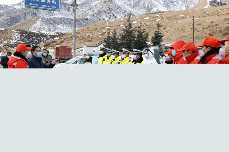 1580539662290225.jpg 3张掖市交通运输局党组书记杨发东与张掖公路局局长张通文看望慰问检疫站工作人员.JPG