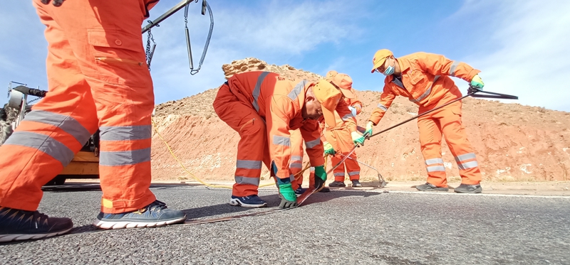 1615802143333339.jpg 贴缝带处治裂缝( 薛文仲摄).jpg