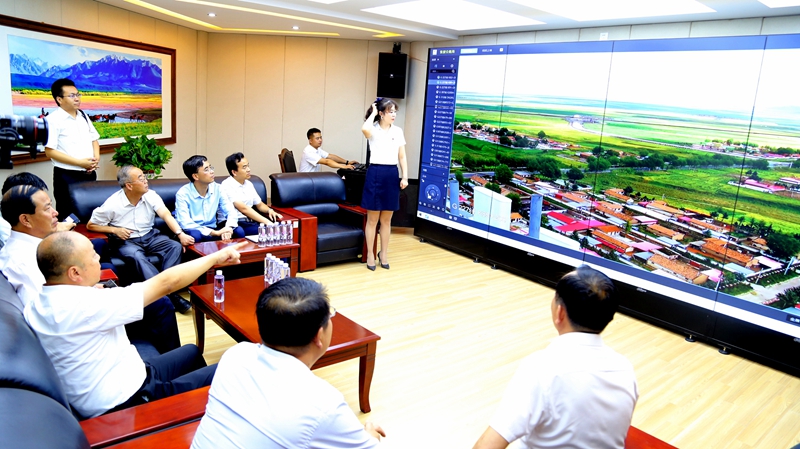 1598234429274633.jpg 7.在张掖公路局应急调度副指挥中心观摩。(刘斌 摄).jpg