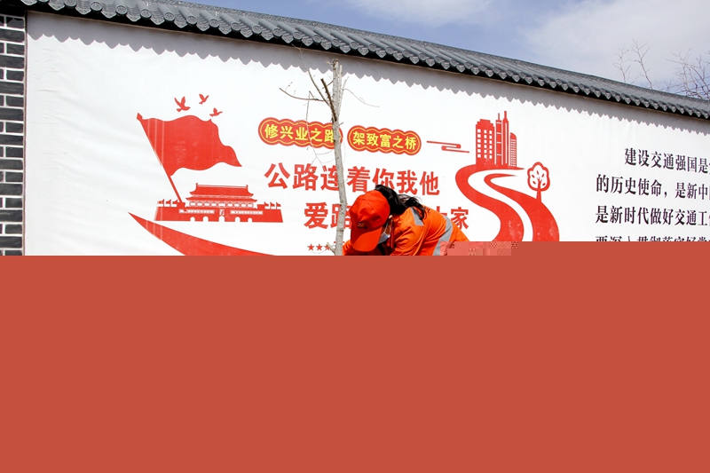 1619082978360212.jpg 职工悉心为树苗浇水.JPG