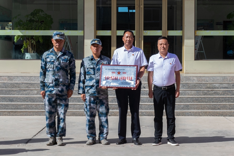 部队代表为山丹段赠送牌匾.jpg