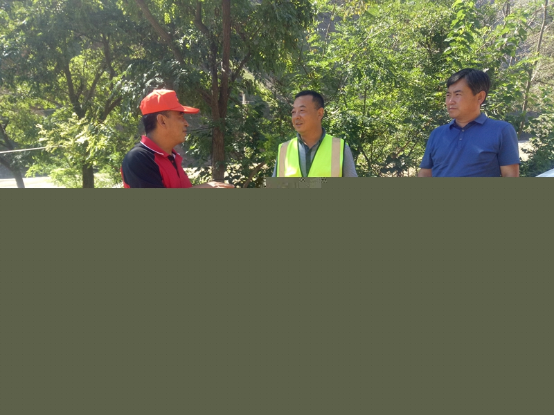 1600936626117815.jpg (张啸天摄)省交通运输厅副厅长胡雄韬同志在一线慰问抢险队员.jpg