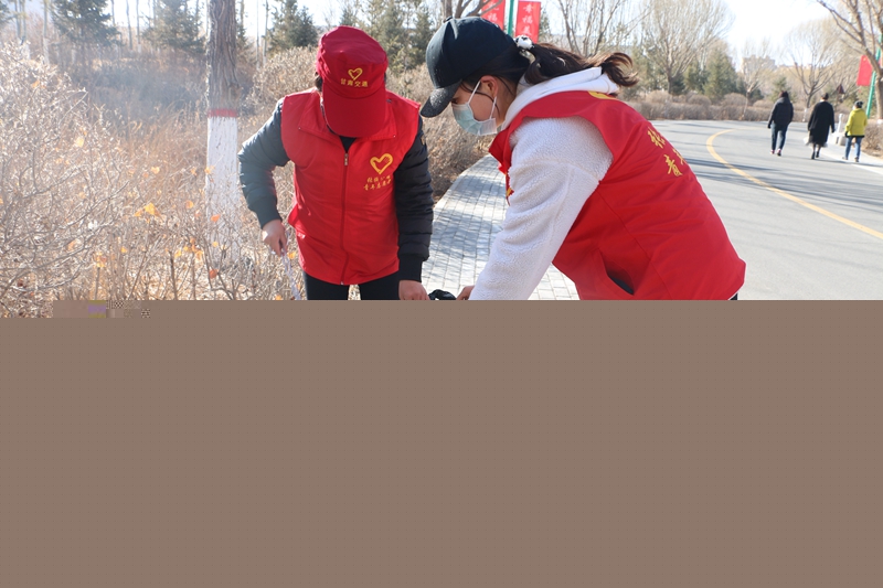 1615275839271360.jpg 2.捡拾垃圾 蒋梅芳.JPG