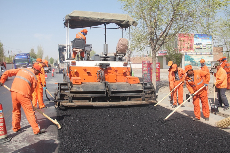 1620467275750022.jpg 油路铺筑陈全胜摄.jpg