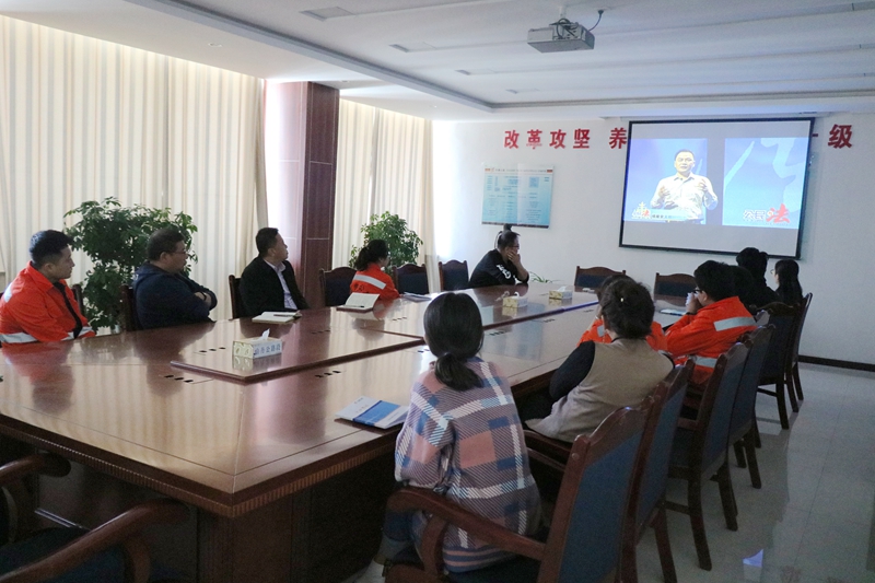 观看全民国家安全教育日公益广告。张樱 摄.jpg