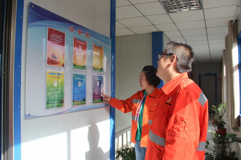 职工驻足观看展板。于志娟 摄.jpg