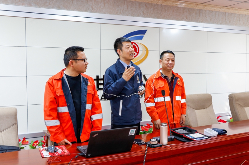 1586851189375030.jpg 职工现场体验电子穴位按摩仪(陈银国 摄).jpg