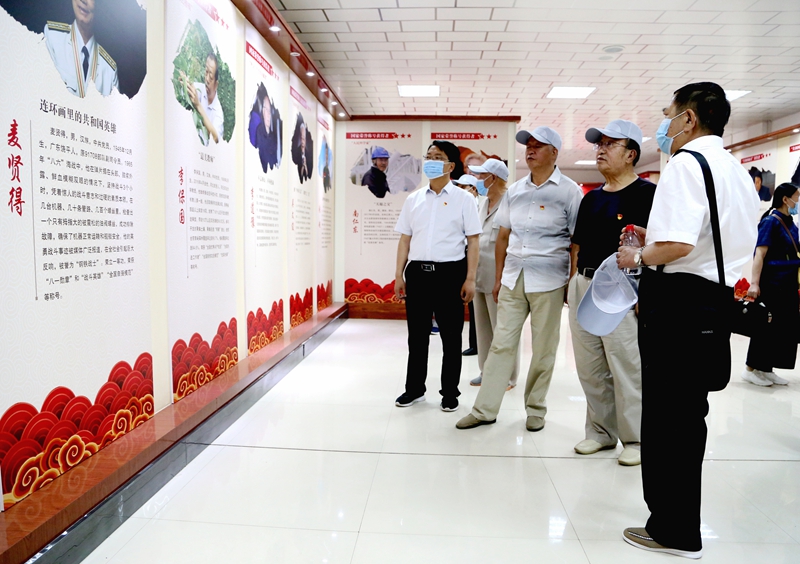 1593507306655844.jpg 3.在中华英模展厅参观学习.jpg